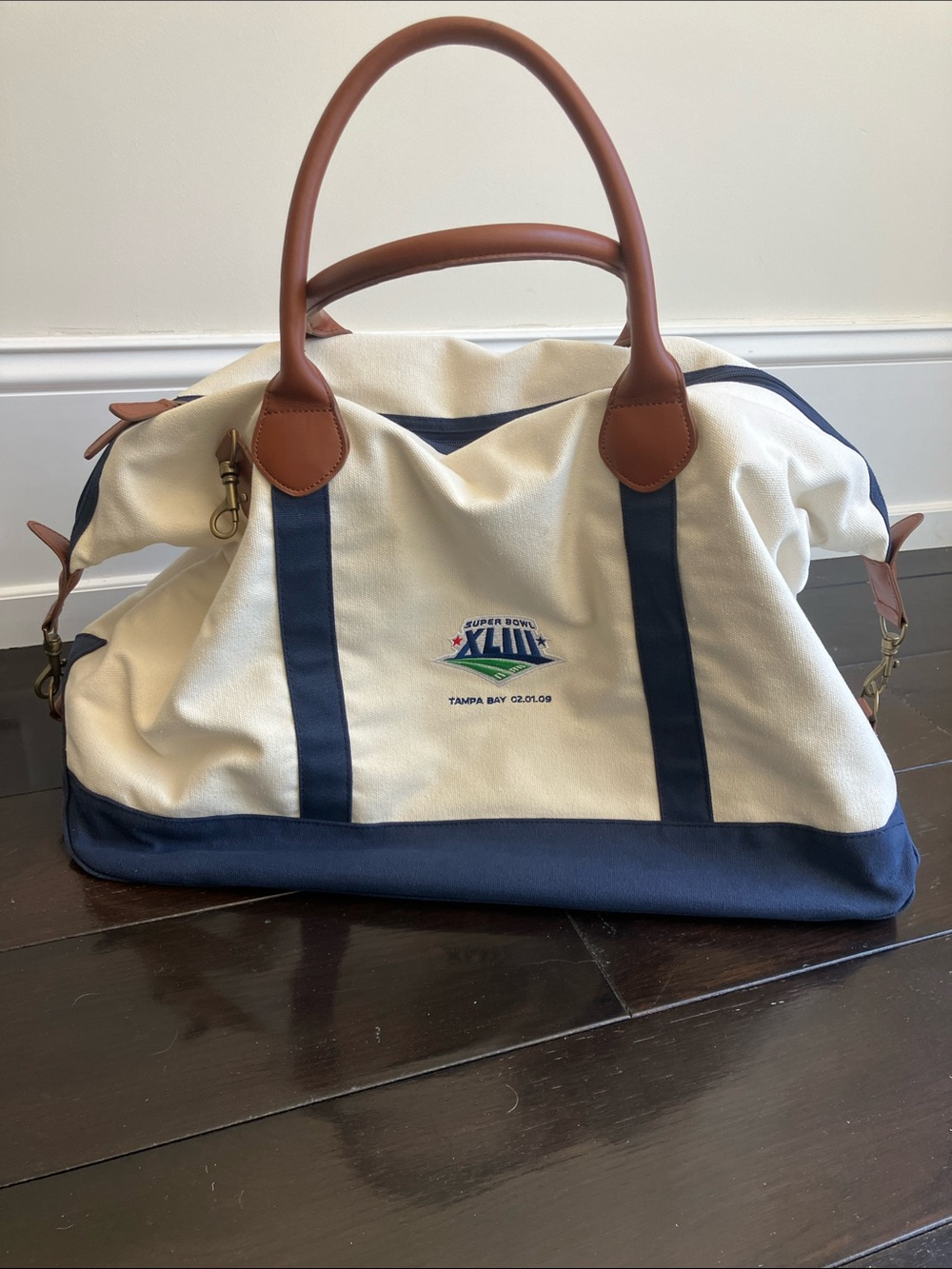 2009 NFL Super Bowl Tampa FL Faux Leather & Canvas Collectors Weekender Bag